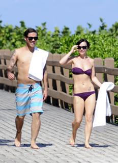 Christina Ricci feet photo thumbnail