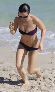 Christina Ricci feet photo thumbnail