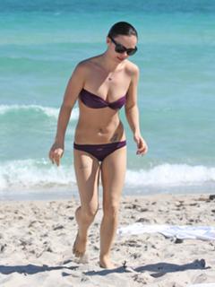 Christina Ricci feet photo thumbnail