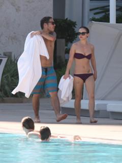 Christina Ricci feet photo thumbnail