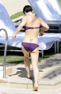 Christina Ricci feet photo thumbnail