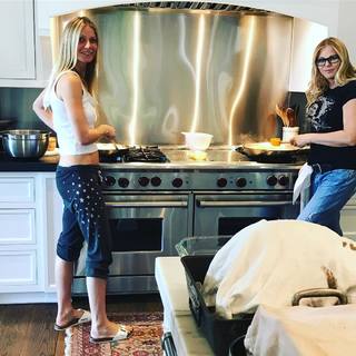 Gwyneth Paltrow feet photo thumbnail