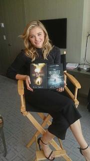 Chloë Grace Moretz feet photo thumbnail