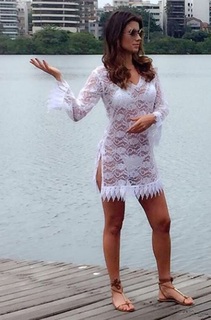 Paula Fernandes feet photo thumbnail