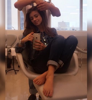 Paula Fernandes feet photo thumbnail