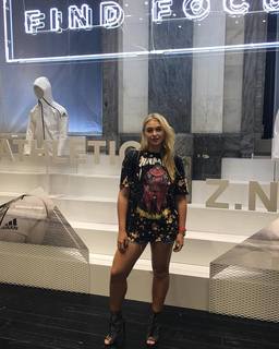 Iskra Lawrence feet photo thumbnail