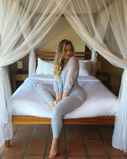 Iskra Lawrence feet photo thumbnail