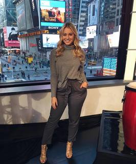 Iskra Lawrence feet photo thumbnail
