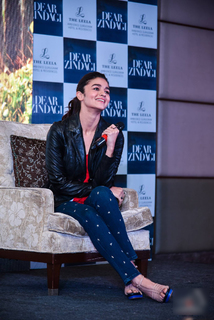 Alia Bhatt feet photo thumbnail