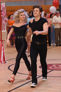 Julianne Hough feet photo thumbnail