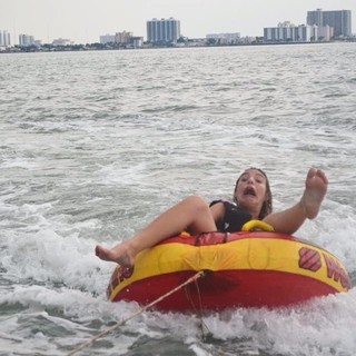 Lele Pons feet photo thumbnail