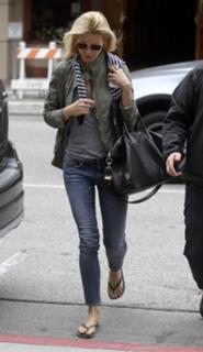Gwyneth Paltrow feet photo thumbnail
