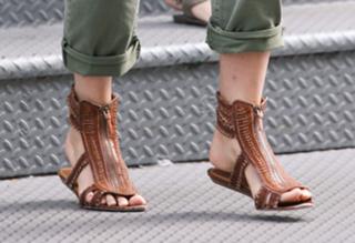 Gwyneth Paltrow feet photo thumbnail