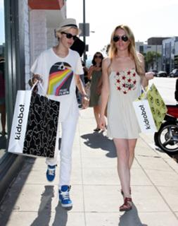 Lindsay Lohan feet photo thumbnail
