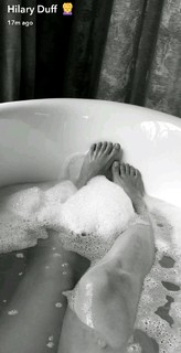 Hilary Duff feet photo thumbnail