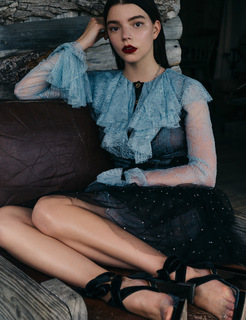 Anya Taylor-Joy feet photo thumbnail