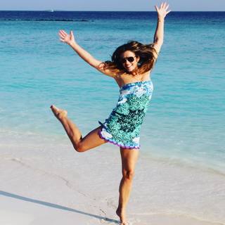 Elizabeth Hurley feet photo thumbnail