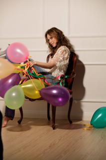 Mariana Ximenes feet photo thumbnail