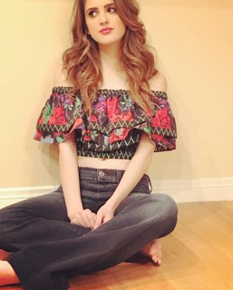 Laura Marano feet photo thumbnail