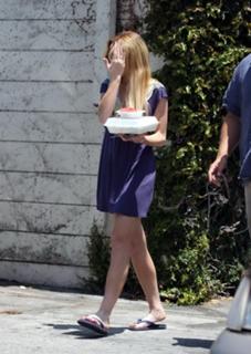 Lindsay Lohan feet photo thumbnail