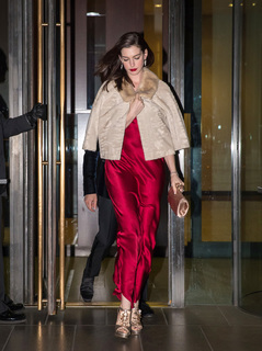 Anne Hathaway feet photo thumbnail