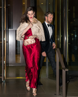Anne Hathaway feet photo thumbnail