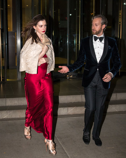Anne Hathaway feet photo thumbnail