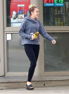 Miley Cyrus feet photo thumbnail