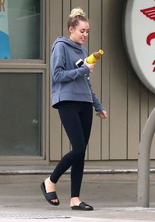Miley Cyrus feet photo thumbnail