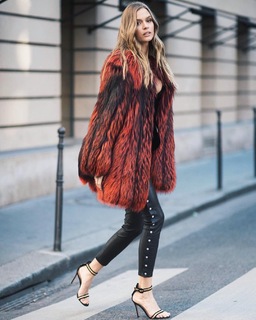 Josephine Skriver feet photo thumbnail
