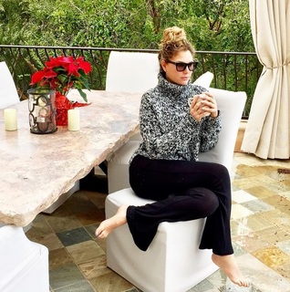 Daisy Fuentes feet photo thumbnail