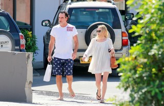 Ashley Olsen feet photo thumbnail