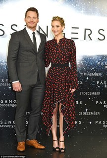 Jennifer Lawrence feet photo thumbnail