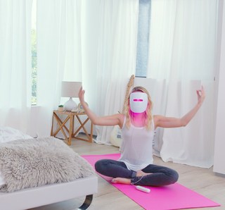 Olivia Holt feet photo thumbnail