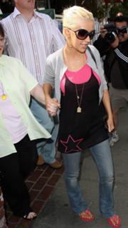 Christina Aguilera feet photo thumbnail