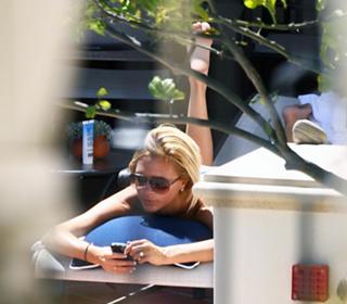 Victoria Beckham feet photo thumbnail