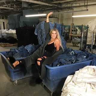 Khloé Kardashian feet photo thumbnail