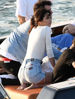Kendall Jenner feet photo thumbnail