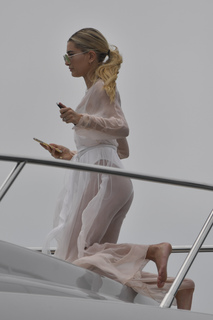 Hailey Bieber feet photo thumbnail
