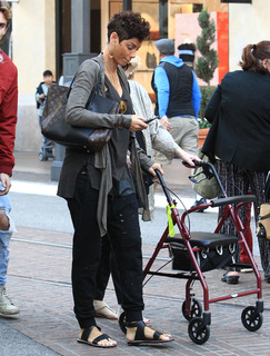 Nicole Murphy feet photo thumbnail