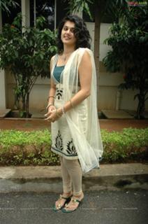Taapsee Pannu feet photo thumbnail