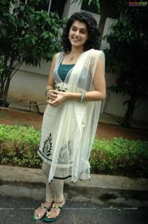 Taapsee Pannu feet photo thumbnail