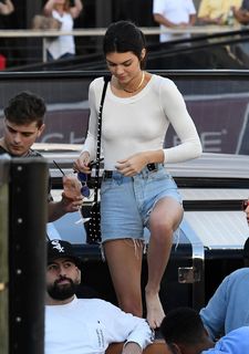 Kendall Jenner feet photo thumbnail