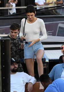 Kendall Jenner feet photo thumbnail