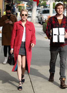 Emma Roberts feet photo thumbnail