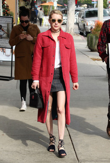 Emma Roberts feet photo thumbnail