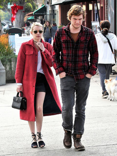 Emma Roberts feet photo thumbnail