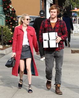Emma Roberts feet photo thumbnail