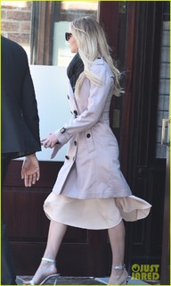 Jennifer Lawrence feet photo thumbnail