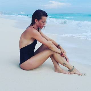 Nicole Neumann feet photo thumbnail